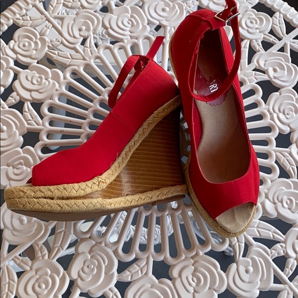 Red platform peep toe bright red sandal 👠 - Picture 3 of 8